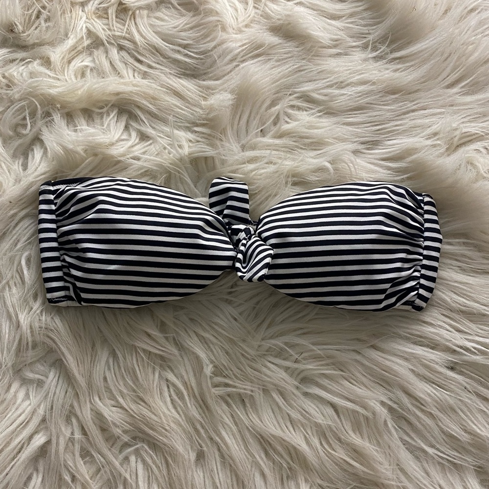 FREE w/ purchaseVictoria’s Secret Bathing Suit Top